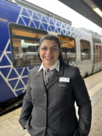 vlexx-Fahrgastbetreuerin ist im bundesweiten Wettbewerb "Eisenbahner mit Herz" gleich zwei Mal nominiert