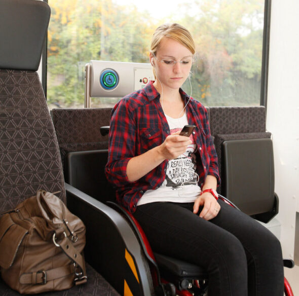 Rollstuhlfahrerplatz im Zug mit Sprechstelle und Taster
