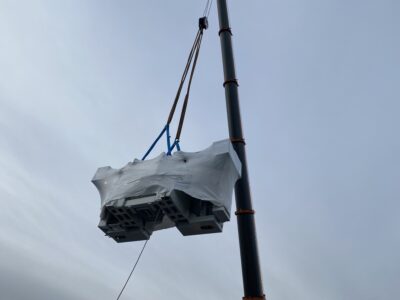 Unterflur Radsatz Drehmaschine wird in die Halle gehoben Unterflur Radsatz Drehmaschine wird in die Halle gehoben