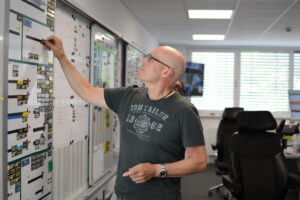Dirk Leitstellendisponent an der Magnettafel Dirk Leitstellendisponent an der Magnettafel