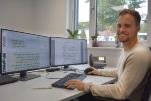 Betriebsplaner Max am Schreibtisch Betriebsplaner Max am Schreibtisch