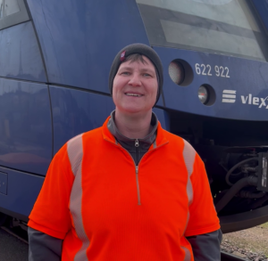 Anita Servicehelferin Anita Servicehelferin vor einen Zug
