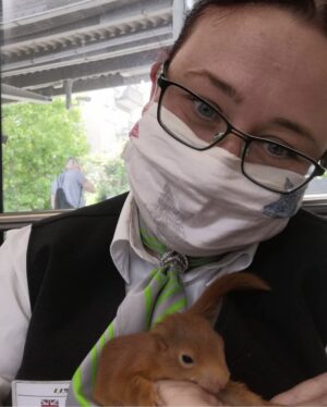 Fahrgastbetreuerin Melanie Kennedy mit Eichhoernchen Fahrgastbetreuerin Melanie Kennedy mit Eichhoernchen