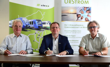Vertragsunterzeichnung für nachhaltige Energie: vlexx erhält 760 Solarmodule von UrStrom