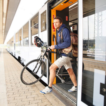 Fahrgast steigt mit Fahrrad aus dem Zug