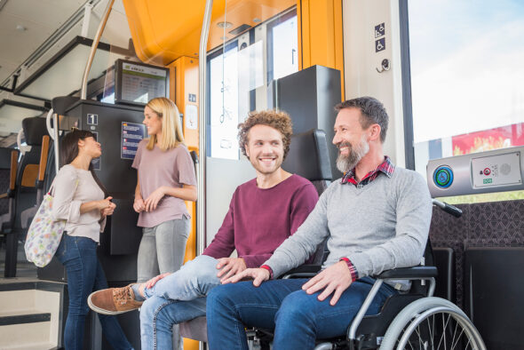 Rollstuhlfahrerplatz im Zug mit Sprechstelle und Taster