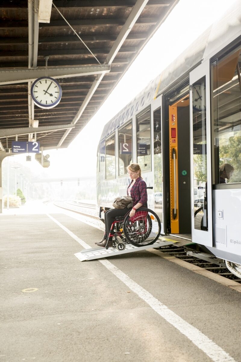 Mit der mobilen Rampe gelingt der bequeme Einstieg für mobilitätseingeschränkte Fahrgäste in die vlexx-Züge.