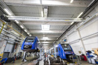 Zwei blaue Züge des Typs Lint in einer Werkstatt