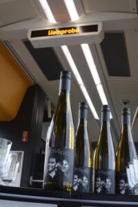 „Rollende Weinprobe“: Jungwinzer erfreut Fahrgäste im Elsass-Express „Rollende Weinprobe“: Jungwinzer erfreut Fahrgäste im Elsass-Express