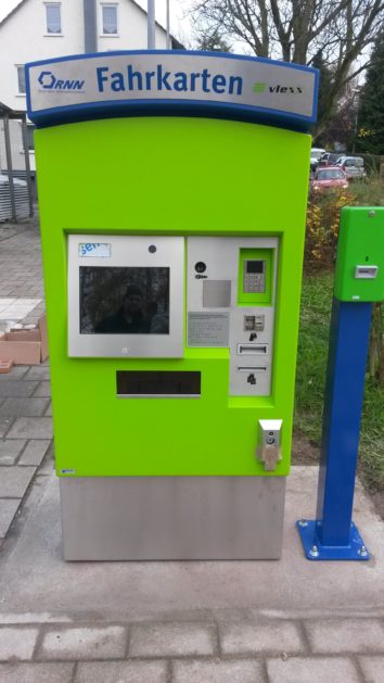 1. vlexx Fahrkartenautomat steht in Saulheim