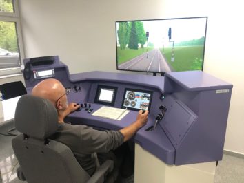 Neuer Simulator: Angehende Triebfahrzeugführer lernen mitten im Klassenraum 140 Tonnen Gewicht zu lenken