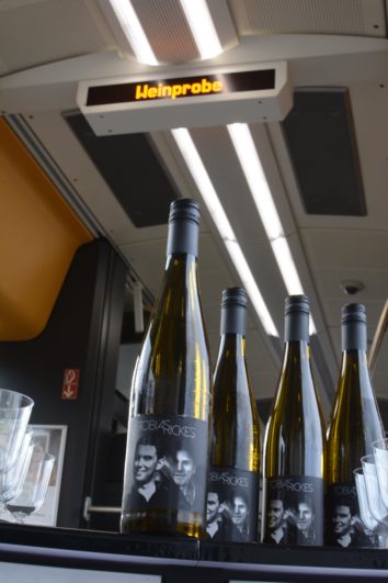 „Rollende Weinprobe“: Jungwinzer erfreut Fahrgäste im Elsass-Express