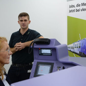 Ministerin am Simulator mit Nico Schorr